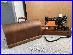 1929 Singer Model 99 Sewing Machine with Bentwood Case (in working condition)
