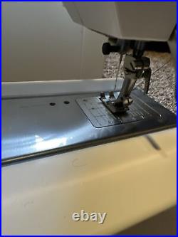 Bernina Activa 130 Sewing Machine with Cover Manuel