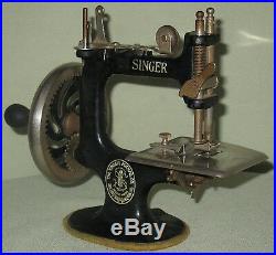 Collectible Vintage Childs Wood Handled Cast Iron Singer Sewing Machine #20