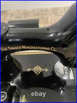 SINGER 221 FEATHERWEIGHT SEWING MACHINE With CASE