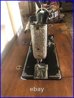 Singer 101 Sewing Machine In Cabinet