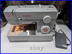 Singer Heavy Duty 4423 Sewing Machine with Pedal Embroidery