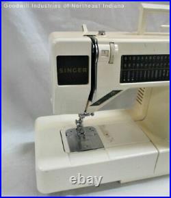 Singer Model 2210 Sewing Machine With Foot Pedal & Instructions WORKS (MC)