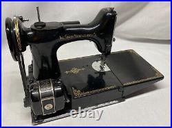 Vintage SINGER 221-1 Featherweight Sewing Machine, Accessories & Case AE305272