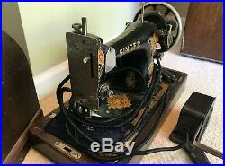 Vintage SINGER Sewing Machine from 1925. Bentwood Case Included