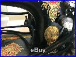 Vintage SINGER Sewing Machine from 1925. Bentwood Case Included