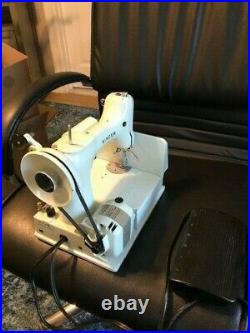 Vintage Singer 221K Featherweight Portable Sewing Machine! SNEY992532 White