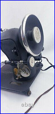 Vintage Singer Sewing Machine AF432777