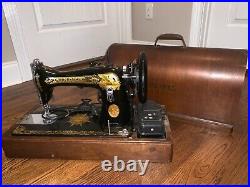 Vintage Singer sewing machine. Bentwood case included